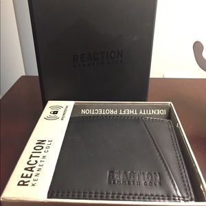 BNIB Kevin slim RFID billfold wallet